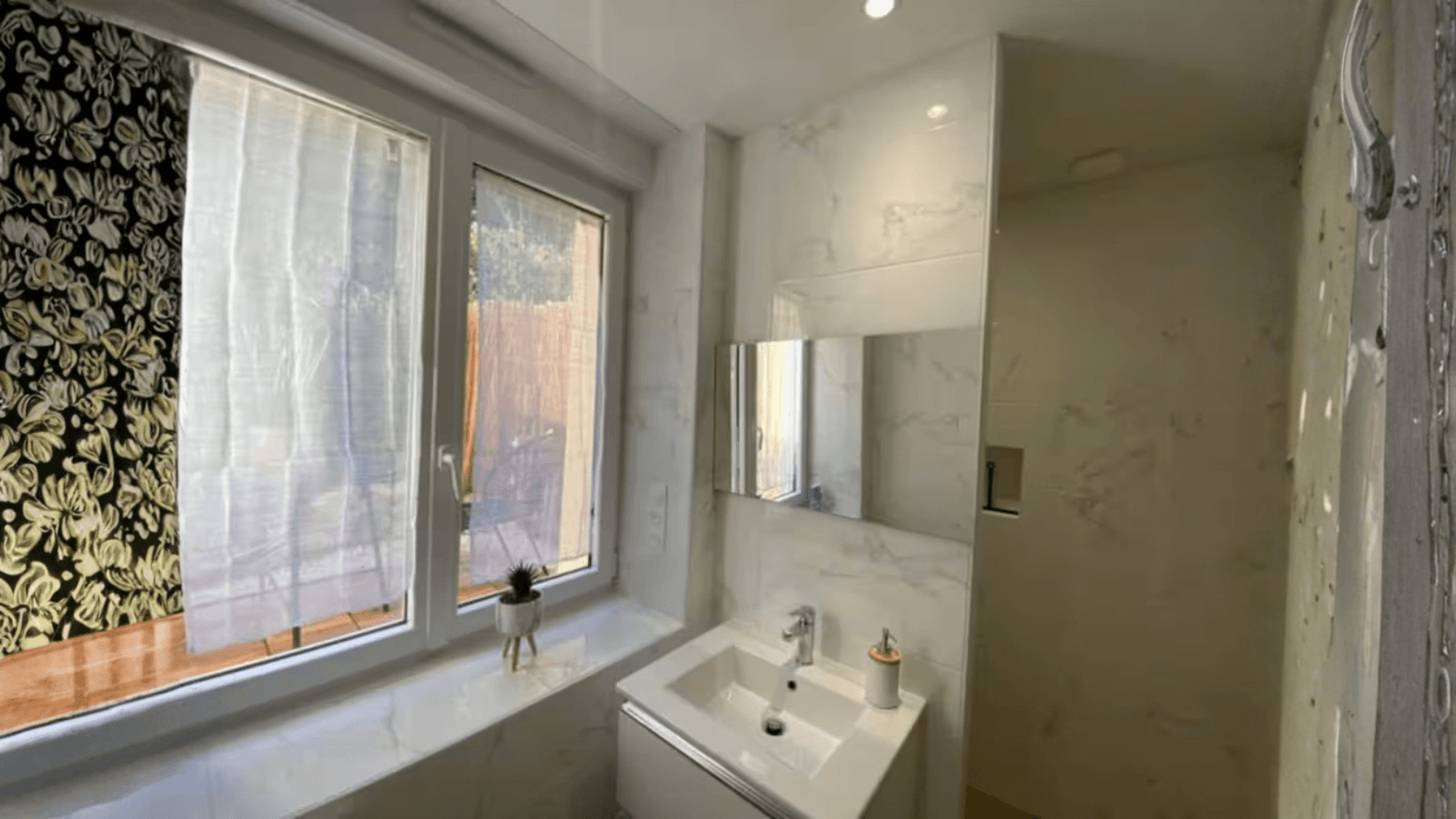 Cozy Apartment with Terrace - Image 3