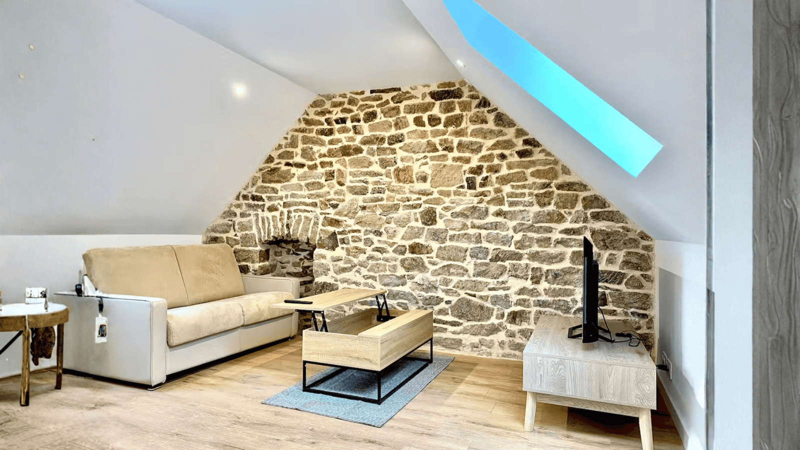 Bright Renovated Apartment