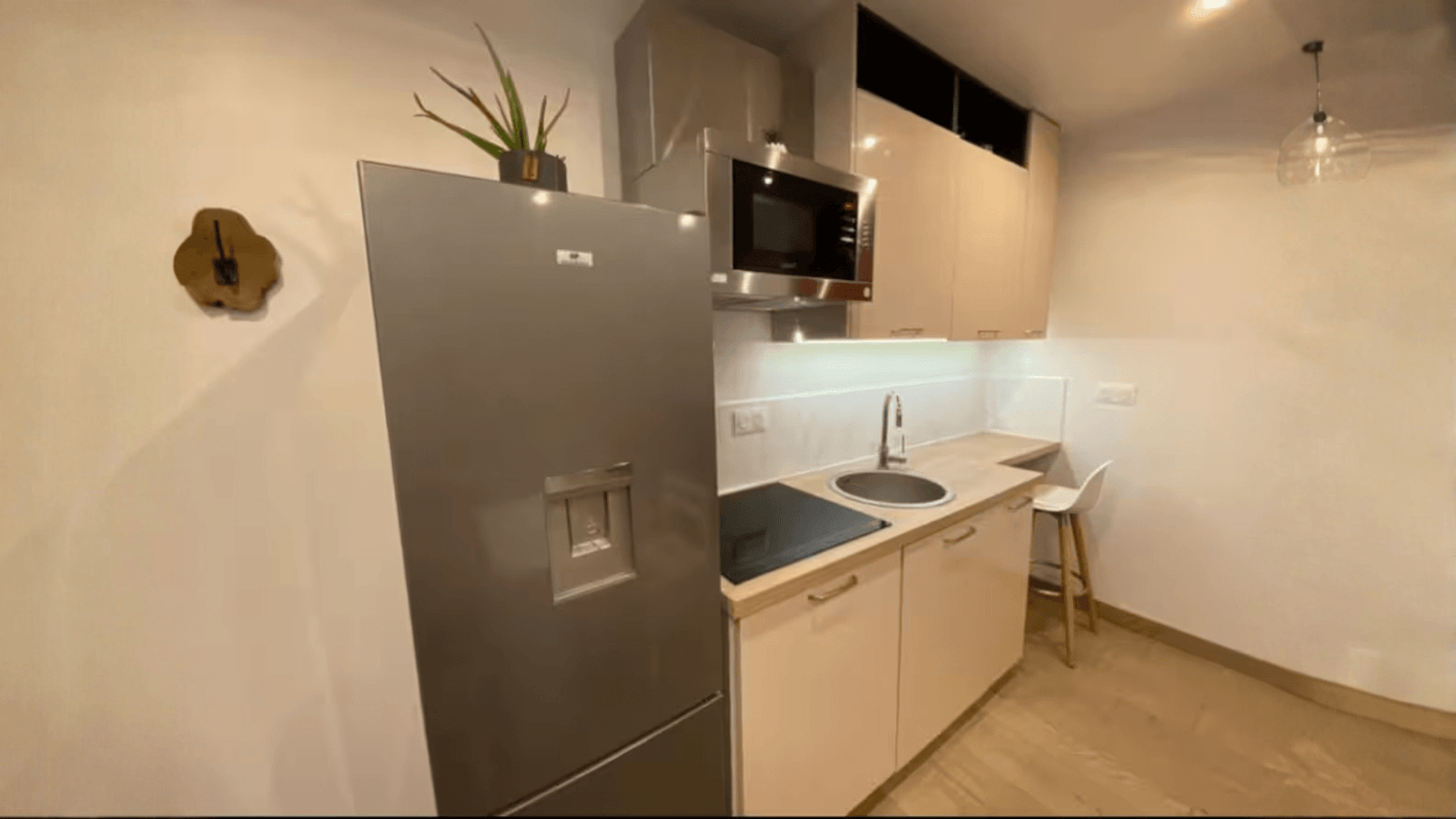 Cozy Apartment with Terrace - Image 4